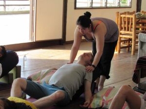 Maylin adjusts student